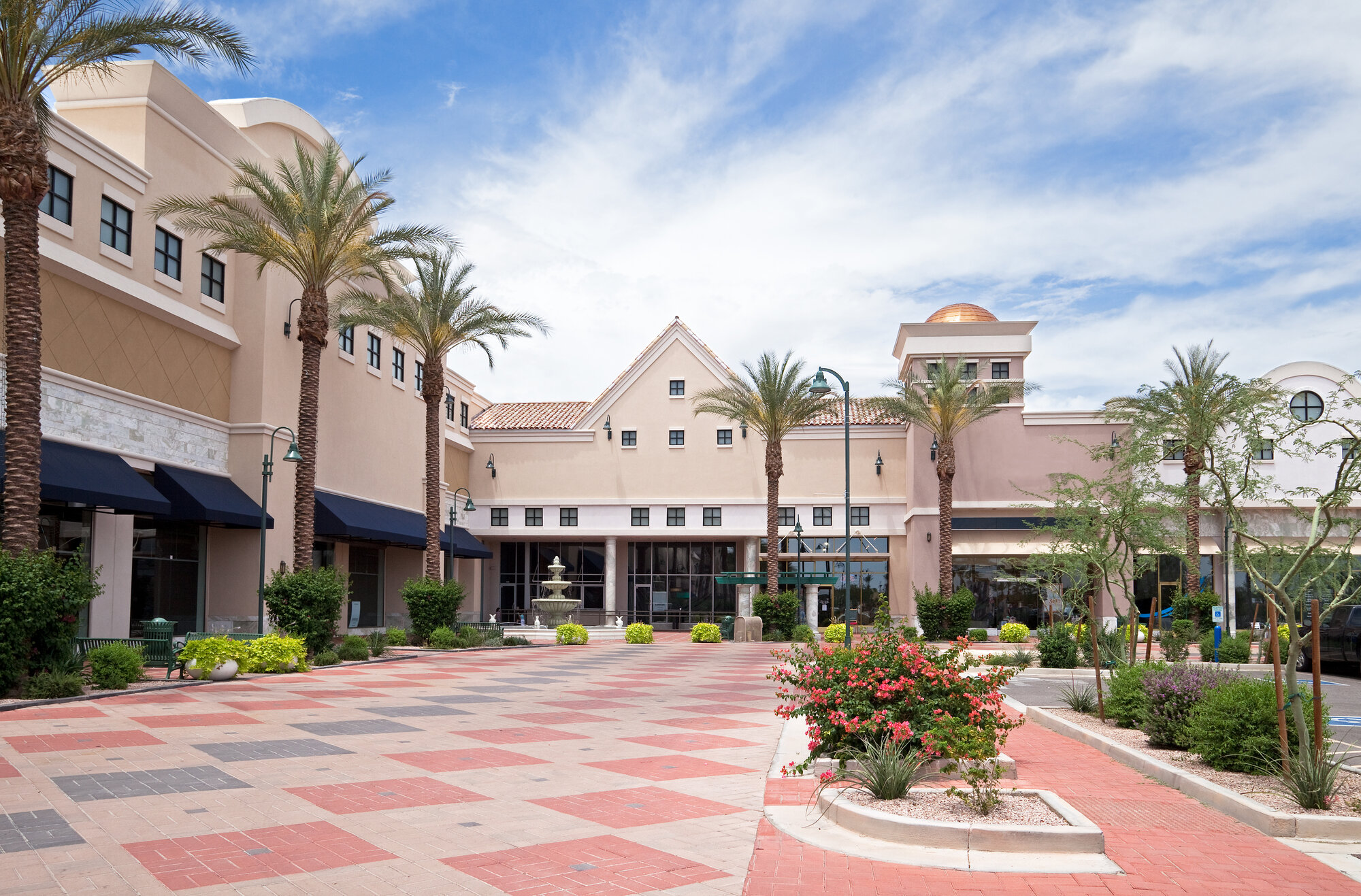 Fountain-outdoor-mall_NoLocation_1_2000x1317